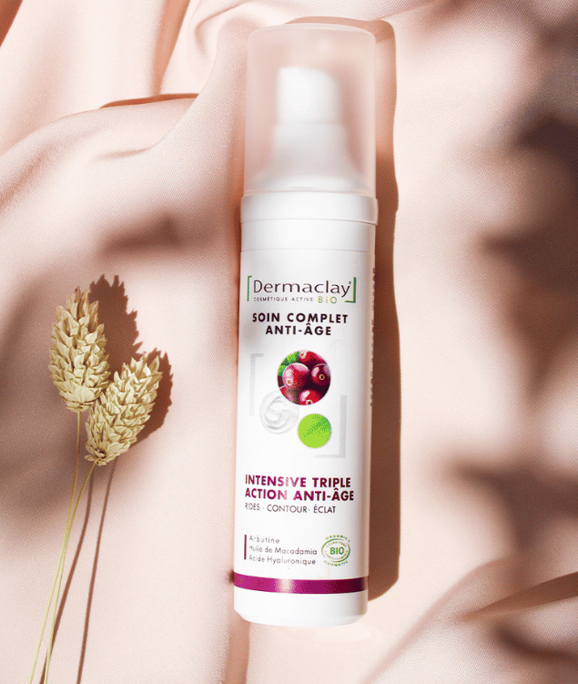 Soin visage triple action anti-âge bio à l'huile de macadamia, acide hyaluronique et arbutine