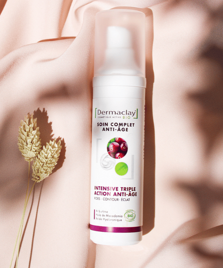 Soin visage triple action anti-âge bio à l'huile de macadamia, acide hyaluronique et arbutine